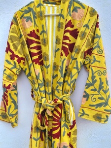 Abrigo Largo de Terciopelo Suzani, Bordado a Mano con Diseño Floral, Prenda de Invierno de Lujo para Mujer, Reversible, con Capucha, Ecológico y Transpirable - Product Image 5