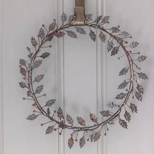 Corona de Hojas de Roble Metálica Rústica, Hecha a Mano, Decorativa, Redonda, Sin Luces, para Colgar en Puerta o Pared - Product Image 1