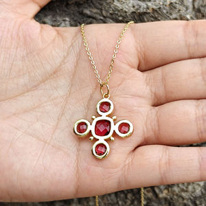 Collar con colgante de cruz de cuarzo rubí con corte a cuadros, chapado en oro de 18k sobre latón, diseño con cuentas, estilo moderno, inspiración ortodoxa, amuleto llamativo - Product Image 4