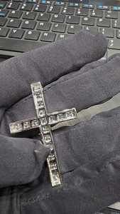 จี้เพชรทรงปรินเซสคัท 5 กะรัต รับรองโดย IGI รูปทรงกางเขนคริสเตียน แพลตตินั่ม PT950 น้ำหนัก 8 กรัม สร้อยคอสำหรับทั้งชายและหญิง เหมาะสำหรับงานแต่งงาน - Product Image 5