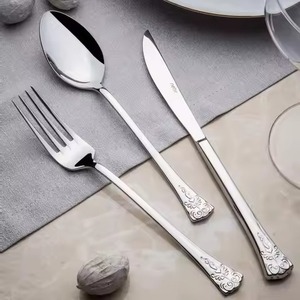 Ensemble de couverts en métal élégant pour la restauration, pour une présentation raffinée des repas des invités - Product Image 4