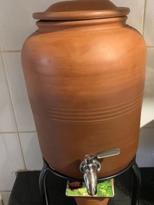 Jarra de Agua Artesanal de Barro con Soporte, Tapa de Barro y Grifo de Acero Inoxidable para Agua Potable Naturalmente Fría - Product Image 4