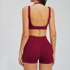 ชุดออกกำลังกายสำหรับผู้หญิง เสื้อชั้นในกีฬาคอวีลึกแบบเซ็กซี่พร้อมโลโก้สั่งทำพิเศษ และกางเกงขาสั้นเอววีมีกระเป๋าข้าง - Product Image 2