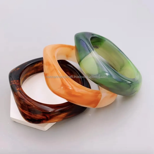 Bracelet en résine multicolores au design unique - Bijoux faits à la main en Inde par HANNAN HANDICRAFT - Product Image 5