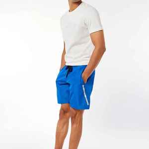 Shorts de sport pour homme, bleu uni, taille mi-haute, avec cordon de serrage, séchage rapide, poches latérales et logo blanc, shorts de course personnalisés - Product Image 3