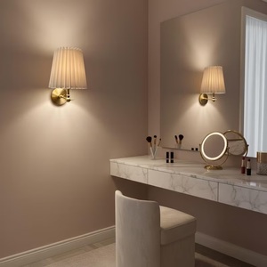Applique murale moderne en laiton avec abat-jour plissé, luminaire d'intérieur pour chambre à coucher et décoration intérieure - Product Image 4