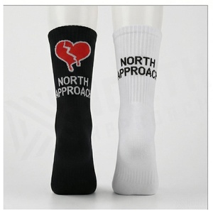 Chaussettes de sport noires et blanches à motif lettres, respirantes, tricotées pour le basketball, adultes - Product Image 2