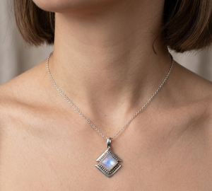 Pendentif géométrique en pierre de lune arc-en-ciel naturelle, collier artisanal en argent sterling 925, bijou en pierre précieuse, cadeau d'anniversaire - Product Image 2