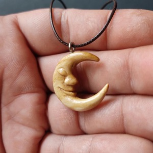 Pendentif en bois en forme de croissant de lune avec visage sculpté, fabriqué en bois naturel pour accessoires de bijoux de style bohème - Product Image 3