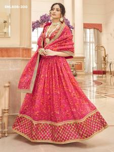 Organza de Alta Calidad con Bordado de Hilo y Lentejuelas, Estampado Floral y Borde Ancho con Diseño Floral, Lehenga-Choli, Proveedor Indio - Product Image 3