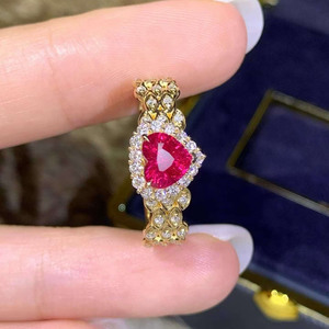 Bague de luxe en or jaune 18 carats avec rubis de Mozambique non chauffé taille cœur 1,04 ct, sertie de 41 diamants, bijoux fins - Product Image 3