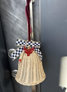 Ornement cloche en rotin naturel avec nœud écossais et breloque pain d'épices, décoration de Noël traditionnelle à suspendre pour l'intérieur - Product Image 2