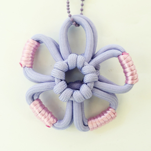 Breloque de sac en cordon tressé fait main avec fleur, porte-clés en paracorde et macramé, accessoire esthétique pour sac à dos et sac à main, cadeaux lavande - Product Image 2