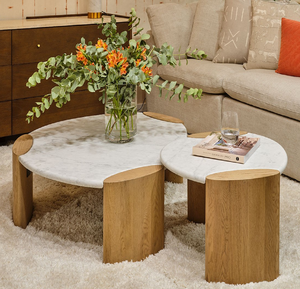 Table basse en forme de fleur avec plateau en marbre blanc multi-pétales, bordé de laiton et sur une base en métal doré courbé, en gros - Product Image 3