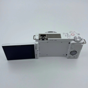 กล้องมิเรอร์เลส Sony ZV-E10 มือสอง สำหรับสร้างคอนเทนต์ 4K ความละเอียด 24MP ตัวกล้องทำจากแมกนีเซียมอัลลอย ใช้โปรเซสเซอร์ BIONZ X รับประกัน 1 ปี - Product Image 2