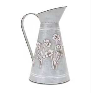 Carafe en métal aluminium de design, finition argentée, avec poignée design, fabriquée en Inde - Product Image 6