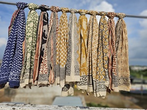 Paréo de plage en coton imprimé à la main indien avec bordure Zari, fait main, grande taille, pour la plage et les centres de villégiature, vente en gros - Product Image 3