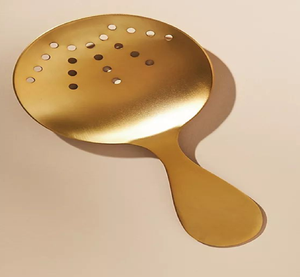 Élégant passoire à cocktail Julep en or brossé, orné d'un ensemble de trous perforés en forme d'étoile. Disponible au prix de gros. - Product Image 1