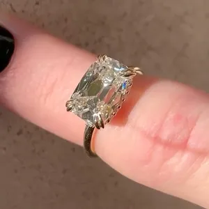 Bague de fiançailles classique pour femme Tishya Diamond 4.00Ct, taille coussin, sertie à griffes, en or jaune massif 14 carats, provenance mine ancienne - Product Image 6