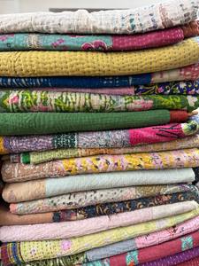 Colcha de Algodón Kantha Hecha a Mano – Cubrecama Tradicional Indio con Estampado a Bloque, Ropa de Cama Bohemia Reversible - Product Image 2