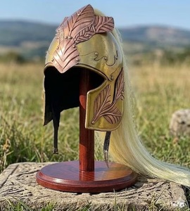 Casco de metal dorado pulido con diseño de hoja y cabello rubio sobre soporte, estilo antiguo, artefacto coleccionable - Product Image 4