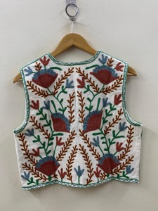 Chaleco de Algodón Bordado con Flores, Estilo Prairie Chic para Mujer, Prenda de Primavera, Top sin Mangas con Patrón Hecho a Mano - Product Image 3