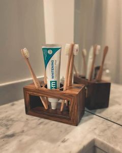 Soporte de Madera Sostenible para Cepillos de Dientes, Accesorio de Baño de Bambú para Guardar Cepillos de Dientes, Maquinillas de Afeitar y Pasta Dental - Product Image 1