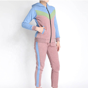 Survêtement bicolore personnalisé pour femme – Vêtements de sport ajustés en gros, tenue de jogging et d'entraînement athlétique brodée sur mesure pour femme - Product Image 3