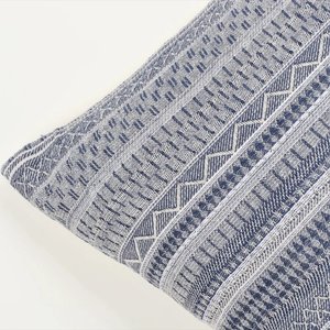 Funda de Cojín Tejida a Mano con Textura Boho en Color Marfil y Rosa - Product Image 3