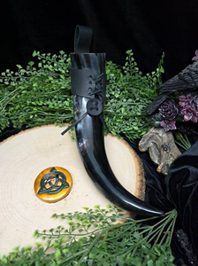 Últimos Accesorios de Cocina: Cuernos para Beber de la Mejor Calidad, Taza de Cuerno Vikinga con Diseño de Cuervo, Cuernos Tallados para Representaciones Paganas Nórdicas de los Vikingos - Product Image 2