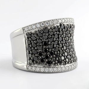 Anillo de Platino PT950 Sólido Minimalista con Banda Ancha y Diamantes Cultivados en Laboratorio Blancos y Negros de Corte Brillante de 2.50 CTW, Certificado por IGI - Product Image 3