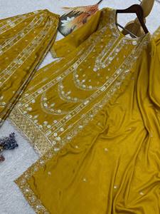Ensemble élégant de kurta et pantalon évasé en soie brodée jaune moutarde pour soirée, pour femmes - Product Image 6
