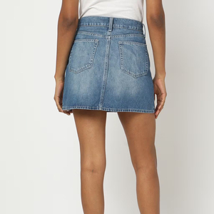 Faldas vaqueras mini plisadas de cintura media con doble cinturón para mujer, a la moda, de tiro medio, lavado medio, al por mayor - Product Image 4