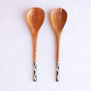 Couteau à salade tendance en bois et résine, idéal pour servir la salade à la maison, en cuisine, lors de fêtes et d'événements, à prix très avantageux. - Product Image 2