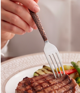 Ensemble de couverts élégants en acier inoxydable épais plaqué argent avec poignées design pour la maison, les hôtels et la table. - Product Image 5