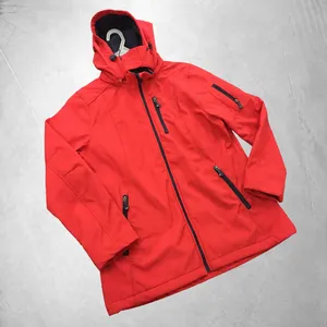 Chaqueta Softshell Roja Personalizada al por Mayor con Capucha, Cremalleras Negras, Bolsillo en el Pecho, Bolsillo en el Brazo, Bolsillos Laterales, Lisa, Sin Logotipo - Product Image 5