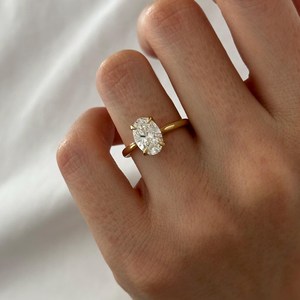 Anillo de Compromiso con Diamantes Cultivados en Laboratorio de 2 Quilates, Corte Ovalado, E VVS2, Diseño de Loto con Halo Oculto, Oro Amarillo de 14k, Certificado IGI - Product Image 2
