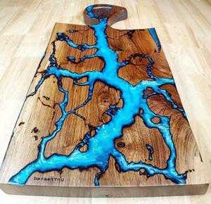 Planche à découper en bois rectangulaire avec poignée en résine bleue motif rivière - Product Image 4