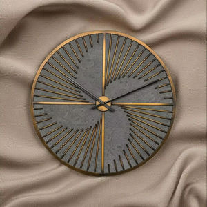 นาฬิกาแขวนผนังดีไซน์หรูหราทันสมัย ลายรัศมีแสงอาทิตย์ หน้าปัดสีเทาแบบมีเท็กซ์เจอร์ พร้อมเส้นประกายสีทอง ตกแต่งบ้านอย่างมีสไตล์ - Product Image 1