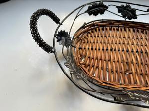 Panier vintage en rotin et métal avec motif feuille, idéal comme plateau de service, centre de table et panier cadeau, provenant d'Inde - Product Image 5