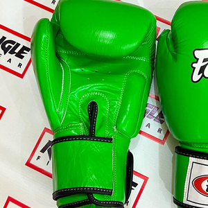 นวมชกมวยหนังแท้สีเขียว Fairtex แบบผูกเชือก สำหรับผู้ใหญ่ - Product Image 4