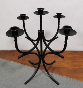 Candelabro de hierro forjado negro hecho a mano con 5 brazos, portavelas de metal vintage, centro de mesa para decoración de bodas y hogar. - Product Image 1