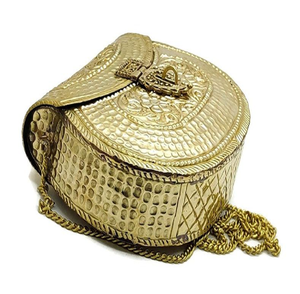 Pochette cylindrique en laiton avec des sculptures florales en relief complexes, des breloques clochettes ghungroo pendantes, une sangle en chaîne, en gros. - Product Image 2