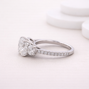 Bague à trois pierres en diamant de culture taille coussin, bande pavée, argent sterling 925, style vintage, plaqué rhodium |   Bijoux fins sur mesure - Product Image 2