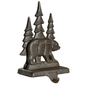 Porte-bas de Noël Ours Un cintre traditionnel en fonte forêt un design d'ours - Product Image 1