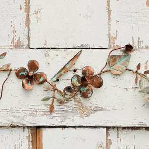 Corona rústica con forma de corazón hecha con delicadas guirnaldas de metal adornadas con flores de cobre, hojas y detalles de pátina verde para decoración. - Product Image 6