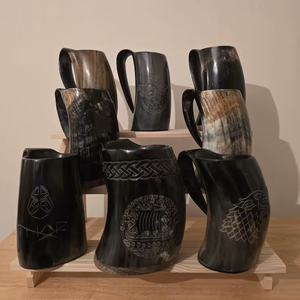 Jarra de Cuerno de Búfalo Vikinga Grabada Personalizada, Hecha a Mano, Estilo Medieval, para Beber Cerveza, con Asa, Ecológica y Reutilizable - Product Image 1