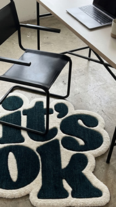 Tapis d'intérieur unique en laine tuftée à la main, antidérapant, à motif géométrique, avec typographie 'It's OK', noir et blanc, décoratif et à message motivant - Product Image 2