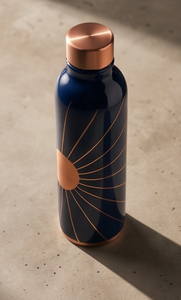 Botella de Cobre Puro con Recubrimiento de Esmalte y Logotipo Personalizado, Base Azul Marino, Diseño de Sol Radiante, Bebida Deportiva Ayurvédica para el Bienestar, OEM - Product Image 2