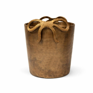 Seau à glace élégant en métal antique avec une charmante poignée sculptée en forme de nœud pour des réceptions d'inspiration vintage - Product Image 1